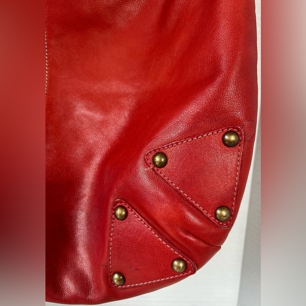 GOJI BRICK RED GENUINE LEATHER HOBO BAG. BRASS HARDWARE, RED ZIP. - Picture 3 of 8